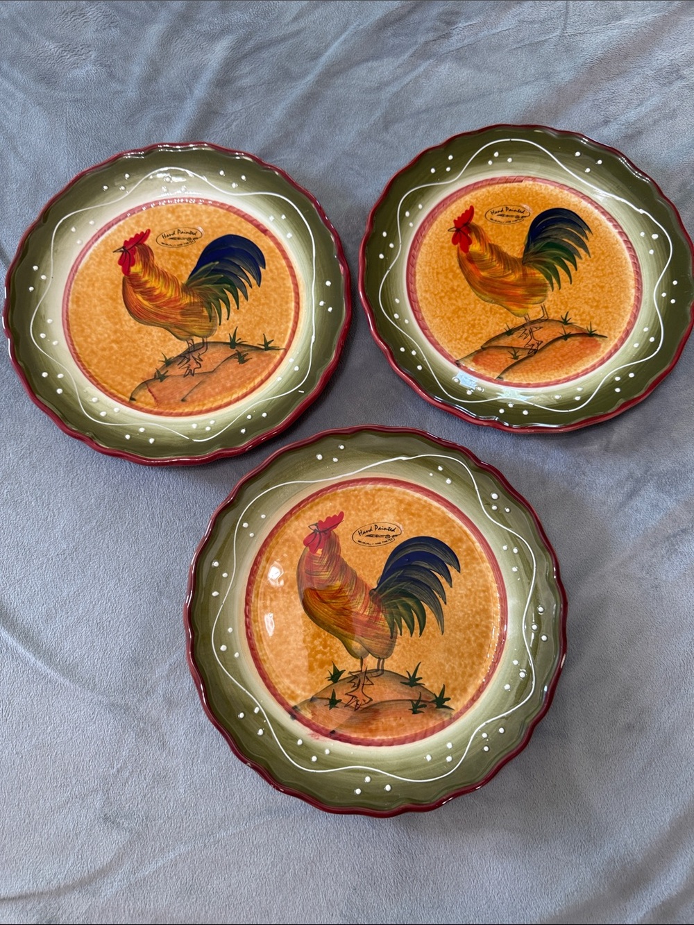 Casa Vero Hand Painted Rooster Dinner Plates 3 Green Scalloped Edge Burgundy Rim